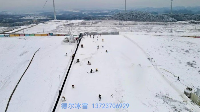 德爾冰雪-龍里油畫大草原滑雪場(chǎng)